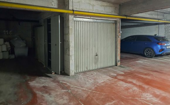 Closed garage for sale in Evere